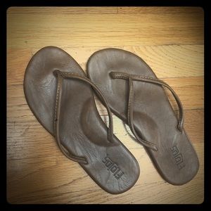 Flojos comfy tan flip flops